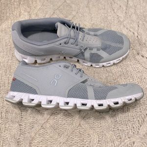 On Cloud tennis shoes. Women’s size 8. Light gray with white sole. light wear.